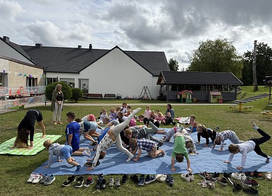 Grafika 10: 20.08.2025  Joga na trawie – chwila spokoju i zabawy wśród zieleni