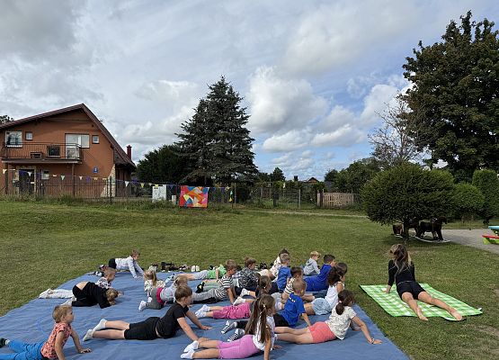 Grafika 11: 20.08.2025  Joga na trawie – chwila spokoju i zabawy wśród zieleni