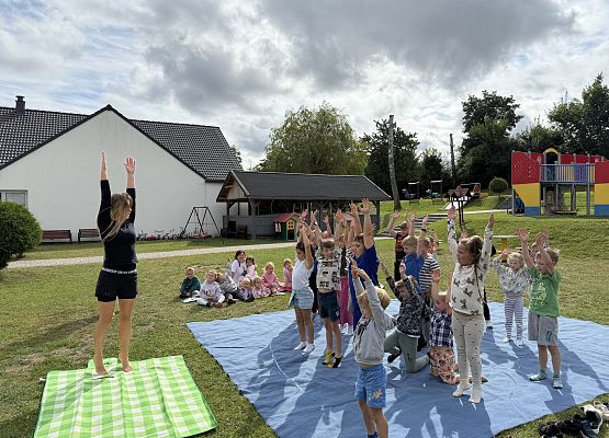 Grafika 12: 20.08.2025  Joga na trawie – chwila spokoju i zabawy wśród zieleni