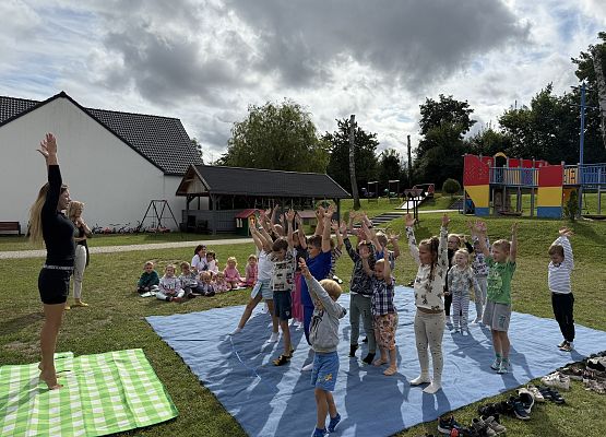 Grafika 13: 20.08.2025  Joga na trawie – chwila spokoju i zabawy wśród zieleni
