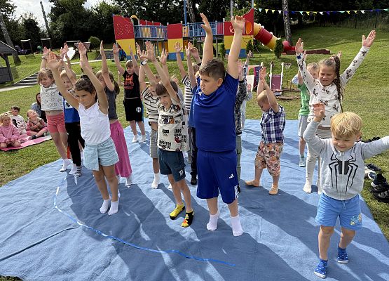 Grafika 14: 20.08.2025  Joga na trawie – chwila spokoju i zabawy wśród zieleni