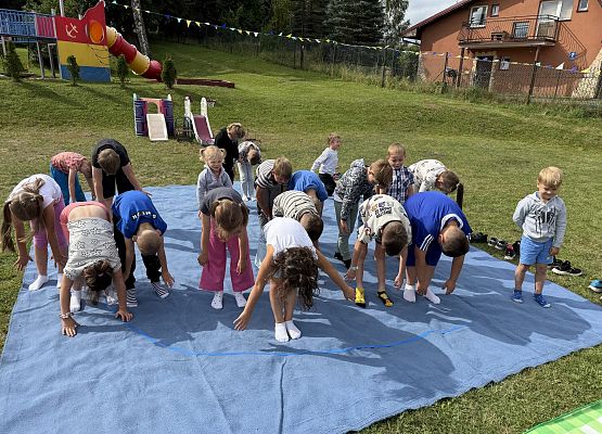 Grafika 15: 20.08.2025  Joga na trawie – chwila spokoju i zabawy wśród zieleni