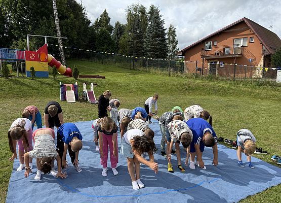 Grafika 16: 20.08.2025  Joga na trawie – chwila spokoju i zabawy wśród zieleni
