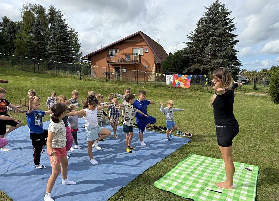 Grafika 18: 20.08.2025  Joga na trawie – chwila spokoju i zabawy wśród zieleni