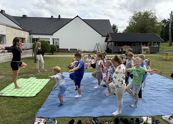 Grafika 19: 20.08.2025  Joga na trawie – chwila spokoju i zabawy wśród zieleni