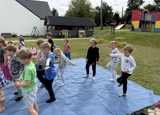 Grafika 20: 20.08.2025  Joga na trawie – chwila spokoju i zabawy wśród zieleni