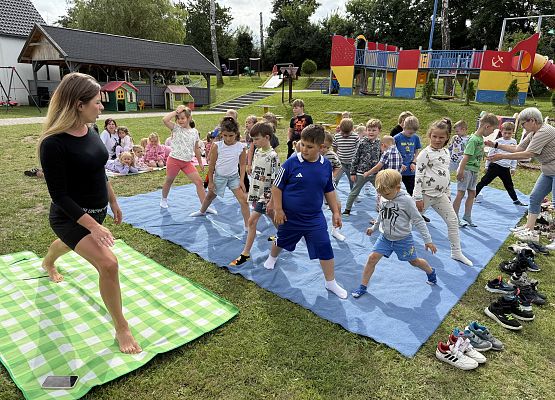 Grafika 21: 20.08.2025  Joga na trawie – chwila spokoju i zabawy wśród zieleni