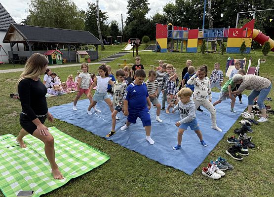 Grafika 22: 20.08.2025  Joga na trawie – chwila spokoju i zabawy wśród zieleni