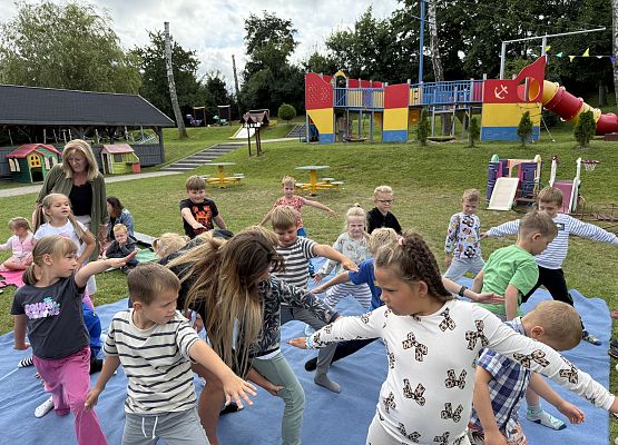 Grafika 25: 20.08.2025  Joga na trawie – chwila spokoju i zabawy wśród zieleni