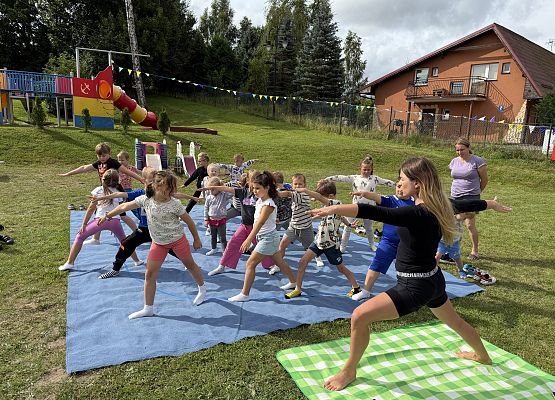 Grafika 26: 20.08.2025  Joga na trawie – chwila spokoju i zabawy wśród zieleni