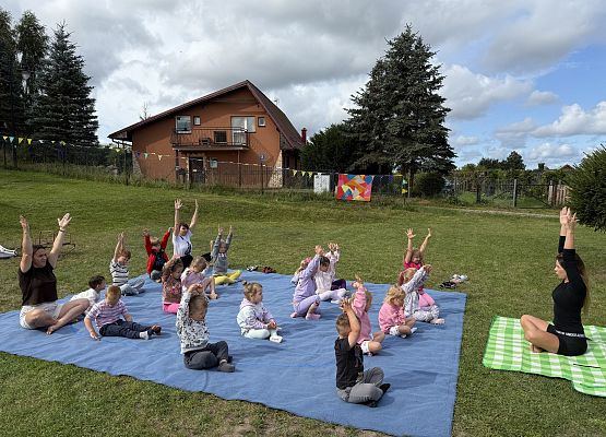 Grafika 32: 20.08.2025  Joga na trawie – chwila spokoju i zabawy wśród zieleni