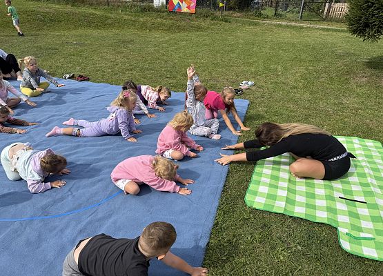 Grafika 29: 20.08.2025  Joga na trawie – chwila spokoju i zabawy wśród zieleni