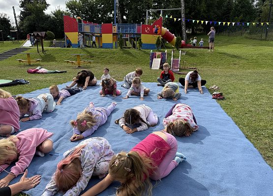 Grafika 30: 20.08.2025  Joga na trawie – chwila spokoju i zabawy wśród zieleni
