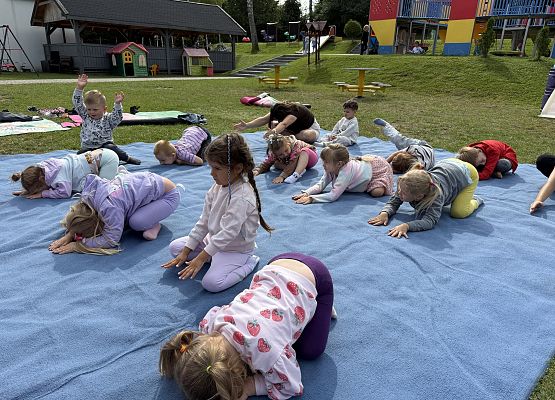 Grafika 31: 20.08.2025  Joga na trawie – chwila spokoju i zabawy wśród zieleni