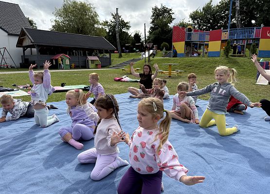 Grafika 34: 20.08.2025  Joga na trawie – chwila spokoju i zabawy wśród zieleni