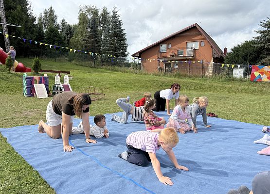 Grafika 36: 20.08.2025  Joga na trawie – chwila spokoju i zabawy wśród zieleni