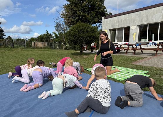 Grafika 37: 20.08.2025  Joga na trawie – chwila spokoju i zabawy wśród zieleni
