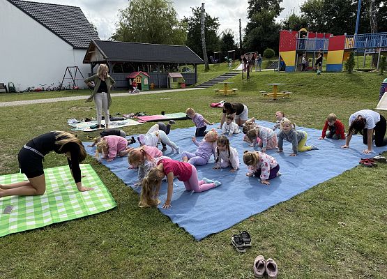 Grafika 38: 20.08.2025  Joga na trawie – chwila spokoju i zabawy wśród zieleni