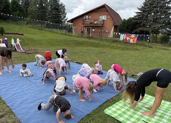 Grafika 39: 20.08.2025  Joga na trawie – chwila spokoju i zabawy wśród zieleni