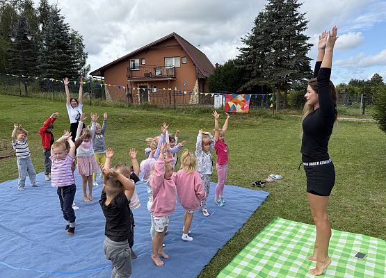 Grafika 40: 20.08.2025  Joga na trawie – chwila spokoju i zabawy wśród zieleni