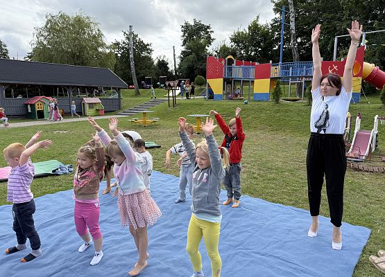 Grafika 41: 20.08.2025  Joga na trawie – chwila spokoju i zabawy wśród zieleni
