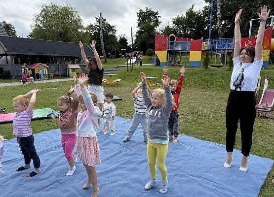 Grafika 42: 20.08.2025  Joga na trawie – chwila spokoju i zabawy wśród zieleni