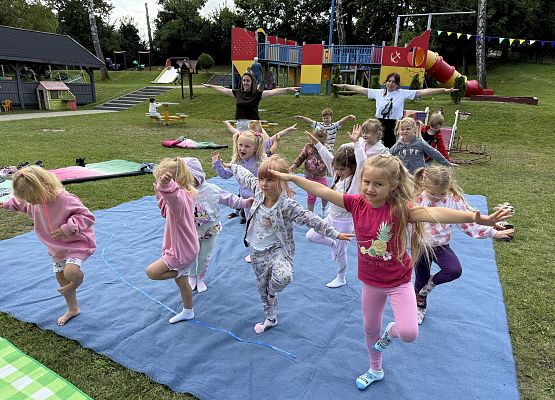 Grafika 44: 20.08.2025  Joga na trawie – chwila spokoju i zabawy wśród zieleni