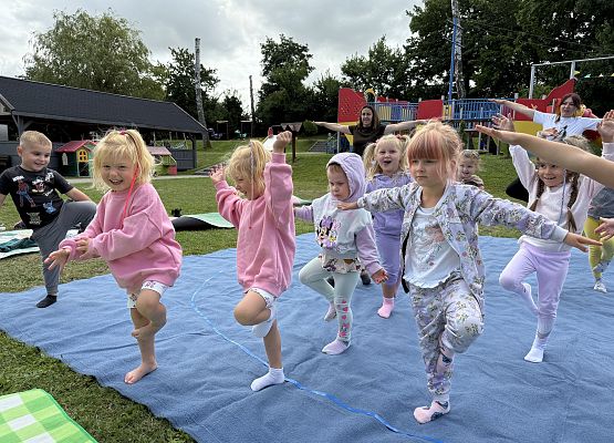 Grafika 45: 20.08.2025  Joga na trawie – chwila spokoju i zabawy wśród zieleni