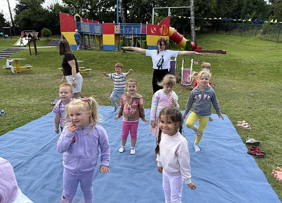 Grafika 46: 20.08.2025  Joga na trawie – chwila spokoju i zabawy wśród zieleni