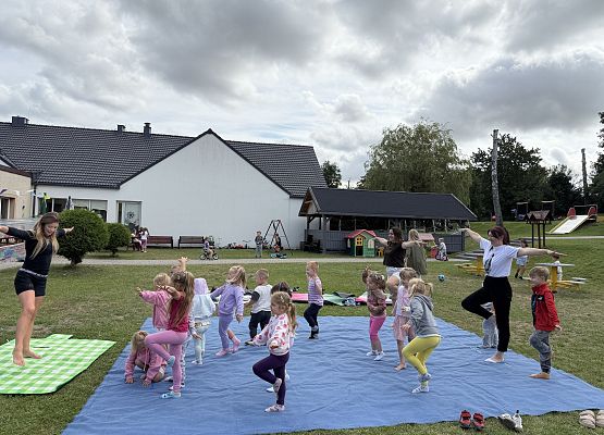 Grafika 48: 20.08.2025  Joga na trawie – chwila spokoju i zabawy wśród zieleni