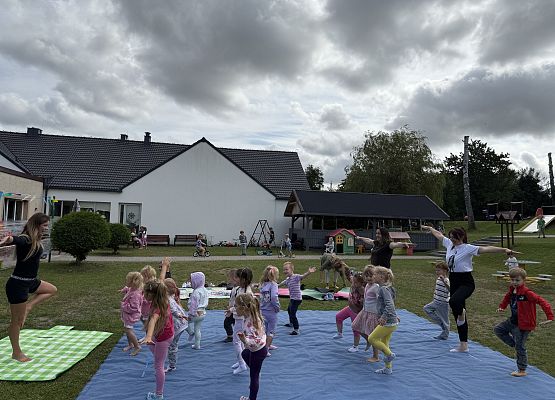Grafika 49: 20.08.2025  Joga na trawie – chwila spokoju i zabawy wśród zieleni