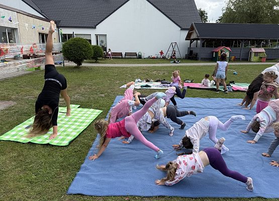 Grafika 50: 20.08.2025  Joga na trawie – chwila spokoju i zabawy wśród zieleni
