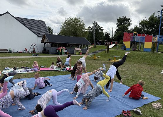 Grafika 51: 20.08.2025  Joga na trawie – chwila spokoju i zabawy wśród zieleni