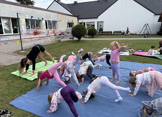 Grafika 52: 20.08.2025  Joga na trawie – chwila spokoju i zabawy wśród zieleni