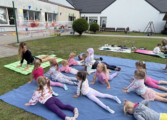 Grafika 53: 20.08.2025  Joga na trawie – chwila spokoju i zabawy wśród zieleni