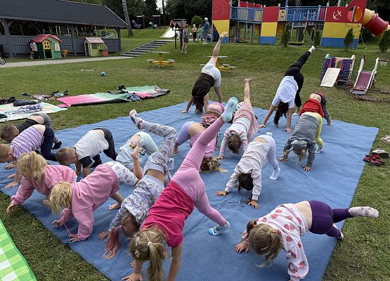Grafika 54: 20.08.2025  Joga na trawie – chwila spokoju i zabawy wśród zieleni