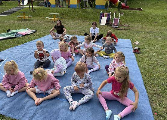 Grafika 56: 20.08.2025  Joga na trawie – chwila spokoju i zabawy wśród zieleni