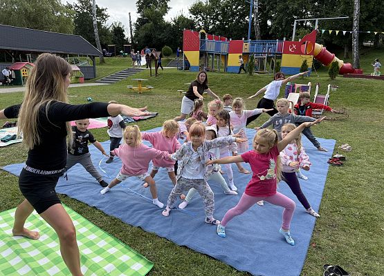Grafika 57: 20.08.2025  Joga na trawie – chwila spokoju i zabawy wśród zieleni