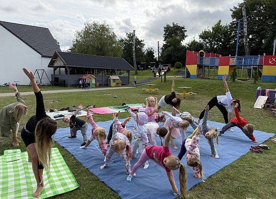 Grafika 58: 20.08.2025  Joga na trawie – chwila spokoju i zabawy wśród zieleni