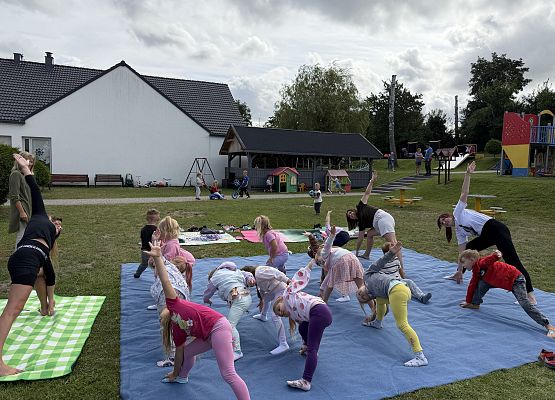 Grafika 59: 20.08.2025  Joga na trawie – chwila spokoju i zabawy wśród zieleni
