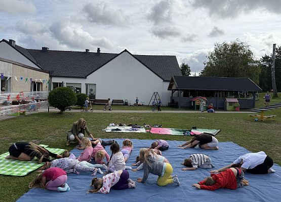 Grafika 60: 20.08.2025  Joga na trawie – chwila spokoju i zabawy wśród zieleni