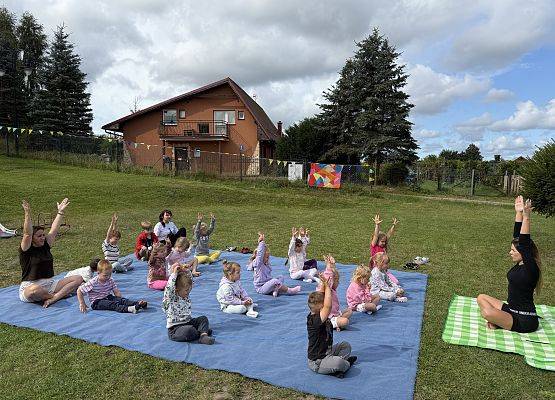 Joga na trawie – chwila spokoju i zabawy wśród zieleni grafika