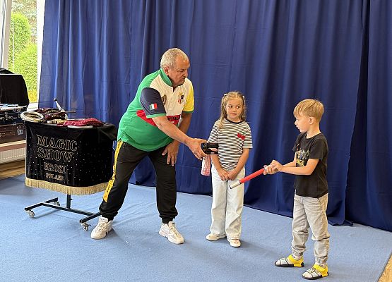 Grafika 22: 22. 08.2025 Wyjątkowy dzień pełen uśmiechu, zdziwienia i dobrej zabawy!