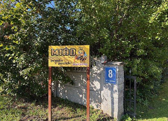 Grafika 1: 12.09.2025 Wizyta w pasiece P. Elżbiety Łukawskiej w Wicku – słodka przygoda naszych przedszkolaków!