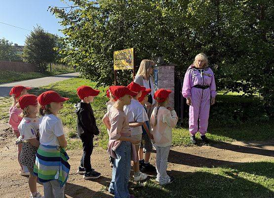 Grafika 2: 12.09.2025 Wizyta w pasiece P. Elżbiety Łukawskiej w Wicku – słodka przygoda naszych przedszkolaków!