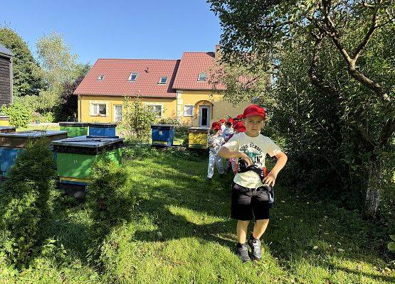 Grafika 4: 12.09.2025 Wizyta w pasiece P. Elżbiety Łukawskiej w Wicku – słodka przygoda naszych przedszkolaków!
