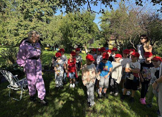 Grafika 6: 12.09.2025 Wizyta w pasiece P. Elżbiety Łukawskiej w Wicku – słodka przygoda naszych przedszkolaków!