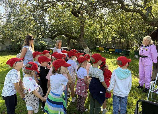 Grafika 7: 12.09.2025 Wizyta w pasiece P. Elżbiety Łukawskiej w Wicku – słodka przygoda naszych przedszkolaków!