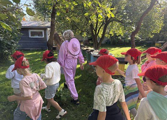 Grafika 9: 12.09.2025 Wizyta w pasiece P. Elżbiety Łukawskiej w Wicku – słodka przygoda naszych przedszkolaków!