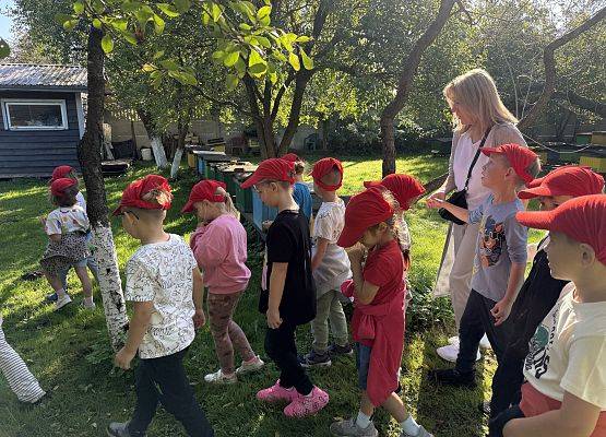 Grafika 11: 12.09.2025 Wizyta w pasiece P. Elżbiety Łukawskiej w Wicku – słodka przygoda naszych przedszkolaków!